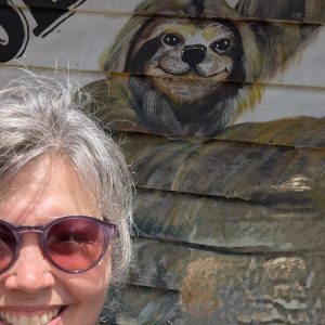 Kundin empfiehlt Tinamon Tours Selfie Frau vor Faultierzeichnung